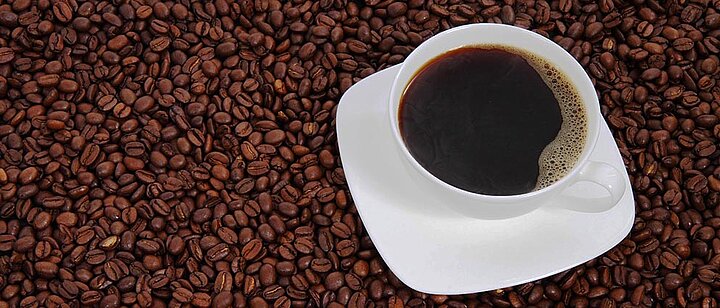 Kaffeetasse auf Kaffeebohnen