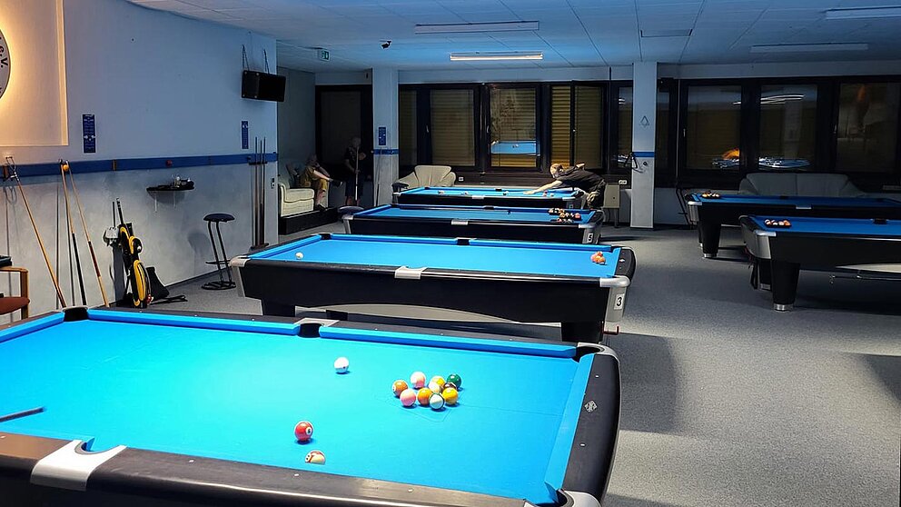 Ein Blick in die Billard Union Kassel auf die Turniertische